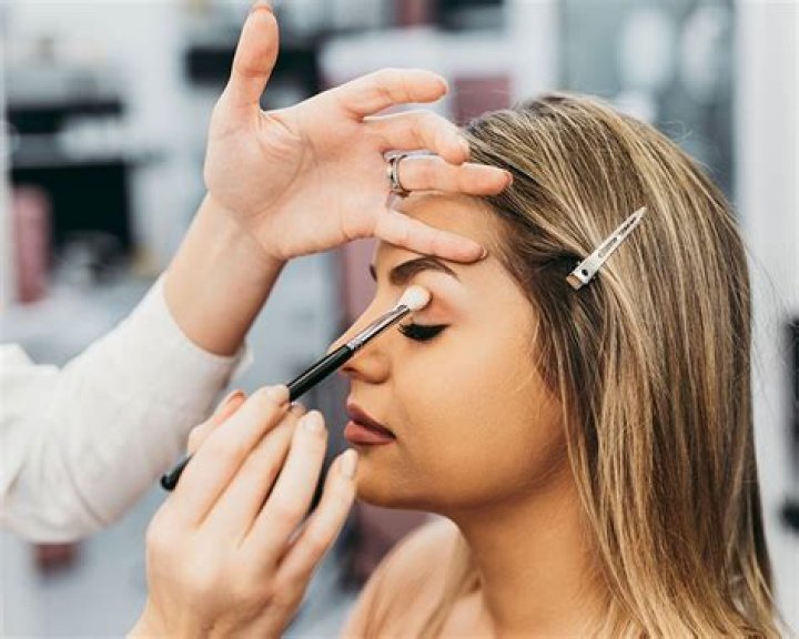 Do cosmetologists make a lot of money?