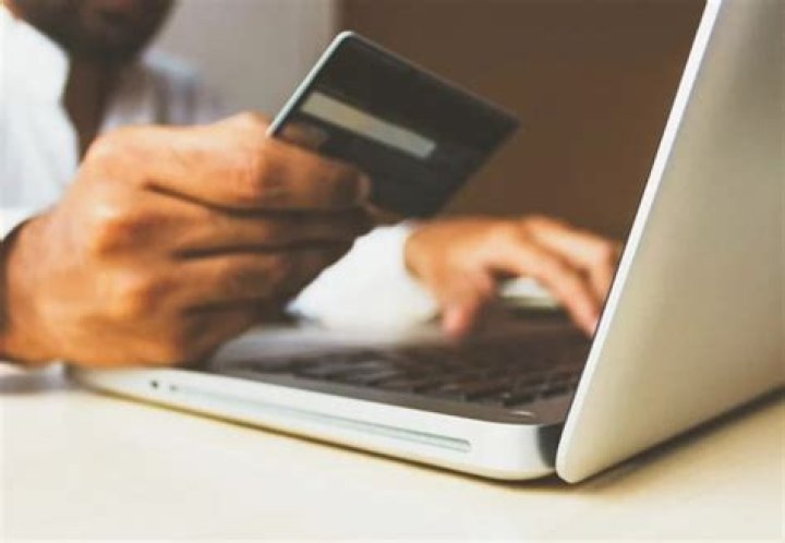 Do credit card companies make money if you pay full?