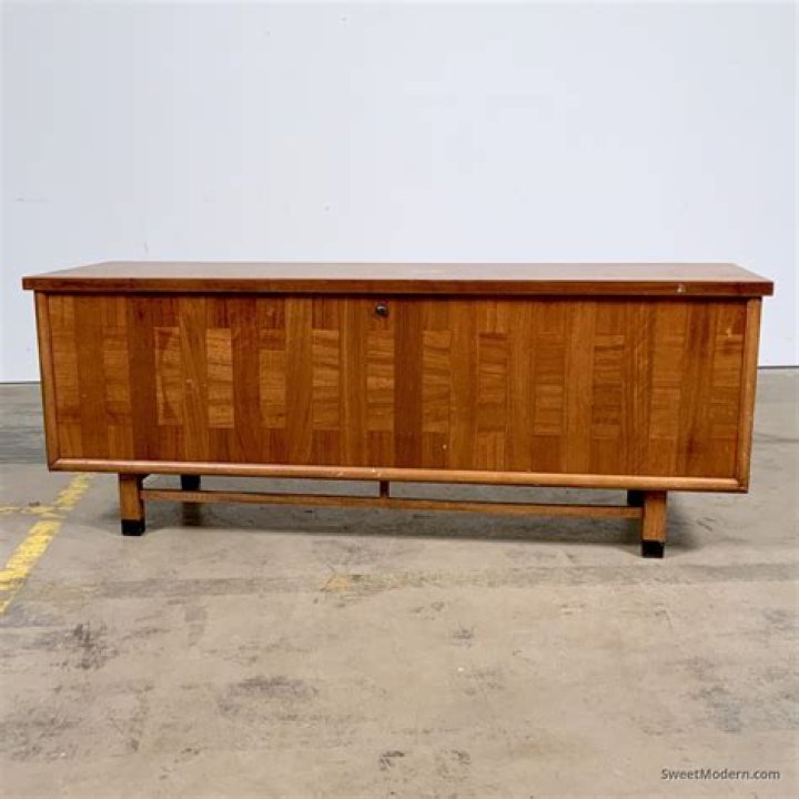 Does Lane still make cedar chests?