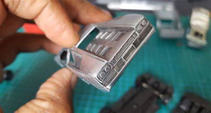 How are diecast cars made?