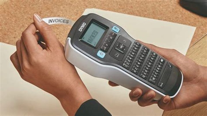 How does a label maker work?