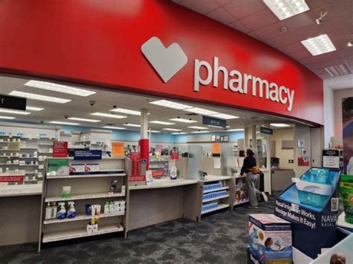 How many employees does a pharmacy have?