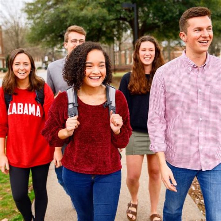 How many students are at University of Alabama?
