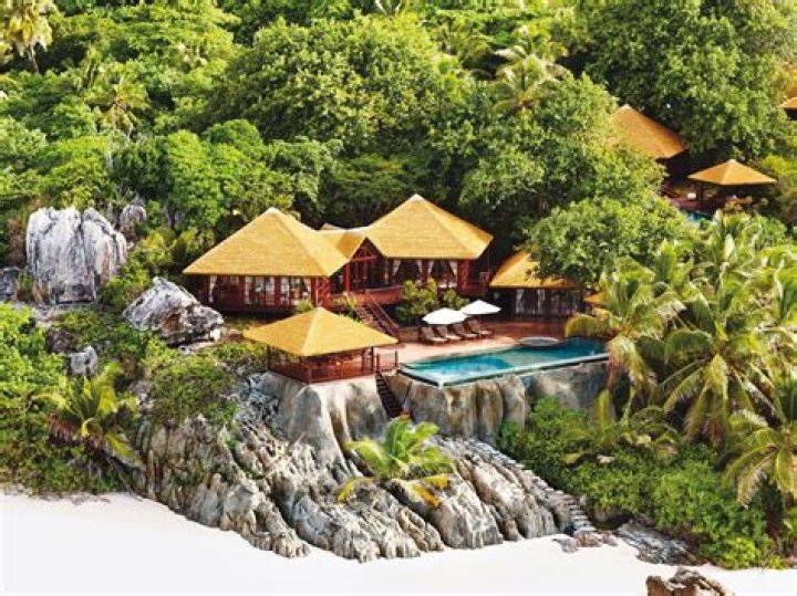 How many villas on Fregate island?