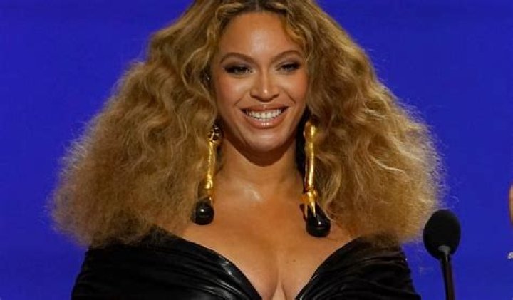 How much did Beyonce sell first week?