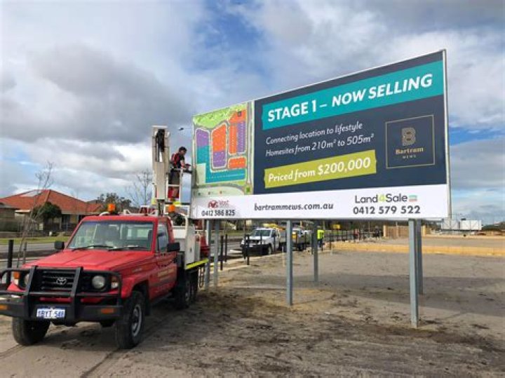 How much does a sign installer make?