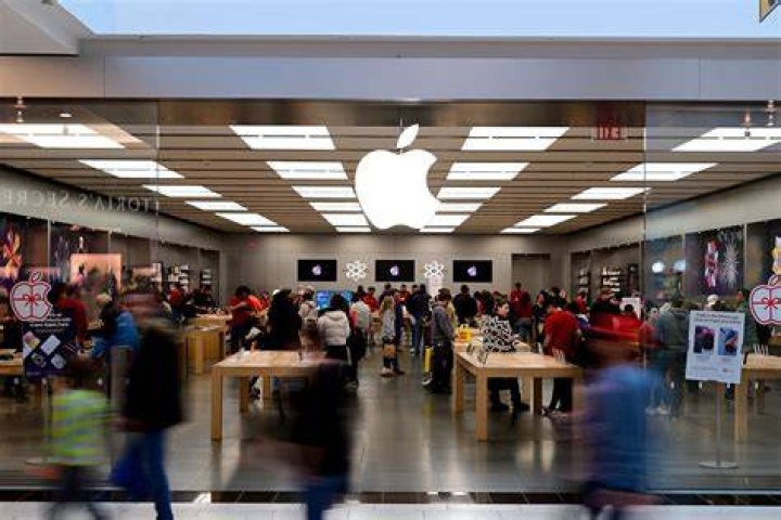 How much does an Apple store cost to build?