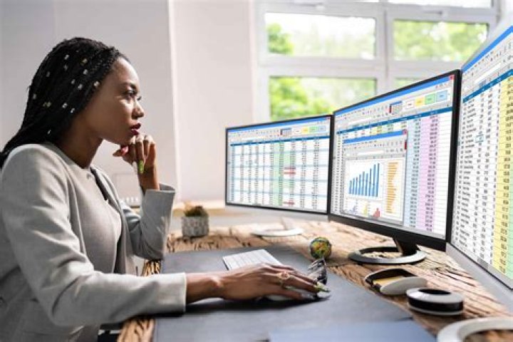 What are analysts saying about BlackBerry stock?