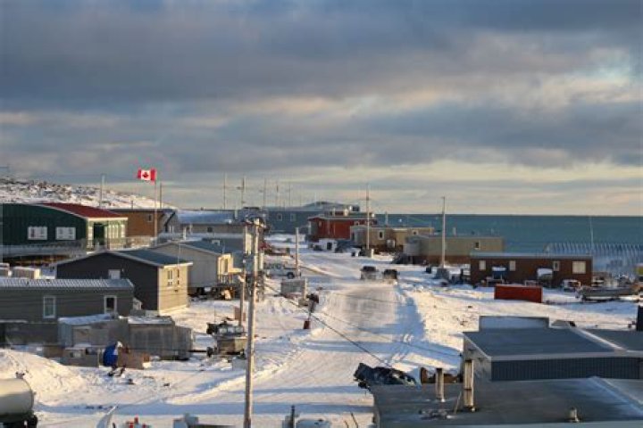 What are the industries and jobs in Nunavut?